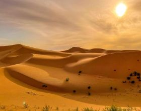 中衛沙坡頭旅遊，越野車穿越騰格里，看到最美的大漠落日