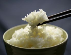 蒸米飯，直接加水蒸就錯啦，教你3個小訣竅，米飯粒粒分明不粘鍋