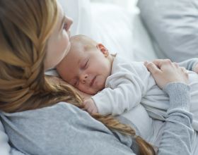 產後最怕新媽媽這麼睡，子宮恢復慢還遭罪，42天月子都不夠坐