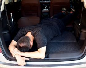 仔細分析了小鵬P5睡覺的邏輯，車內過夜看電影或是真需求