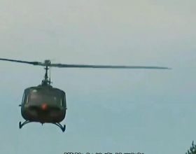 劉亦菲一身黑色西裝，捲髮造型優雅溫柔又不失靈動，側顏絕美