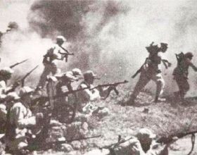 日軍據點難以攻克，營長一籌莫展，老農前來獻計，全殲400日軍