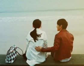 原來烏江的水是碧綠的，兩側山峰疊翠，江水穿山而過，奇秀靈秀