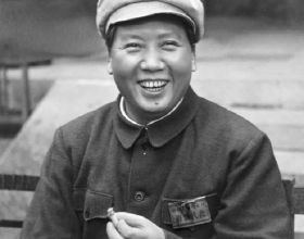 1956年河南一服務員身份曝光，毛主席彭老總搶著請吃飯，他是誰？