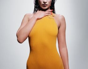 美國超模貝拉·哈迪德，《女裝日報》2022春季時尚訪談攝影