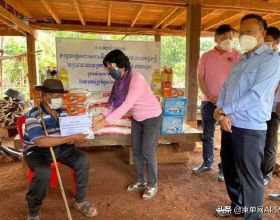 4名100多歲柬埔寨老人接種，每人獲300萬瑞爾獎勵