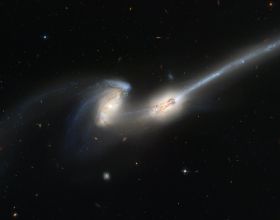 天文奇觀：銀河系的碰撞預演—正在合併的雙鼠星系