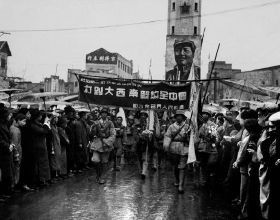 1949年二野挺進大西南，國民黨一上將請求起義，劉伯承：別理他
