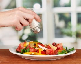 食鹽是高血壓的剋星嗎？低鹽飲食小技巧幫你降血壓，身體棒