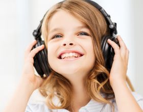 為什麼戴耳機會導致聽力受損？常戴耳機的你，可得注意這些問題