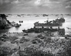 美國打日本最狠的一戰：10萬日軍只存活7000人，部分美軍甚至不接受投降