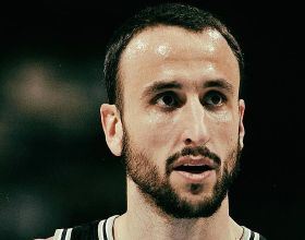 徐藝洋穿米色泰迪絨外套搭配棋盤格紋褲，腳踩樂福鞋時髦吸睛