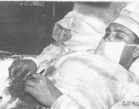 1961年在南極，列昂尼德突然肚子劇痛，於是他切開了自己的肚子