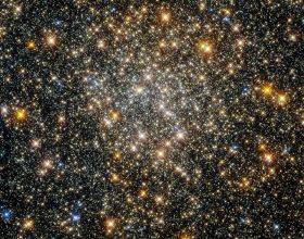 &quot;發紅&quot;的星團和星座：哈勃捕捉到銀河系中心附近稠密的閃光星域