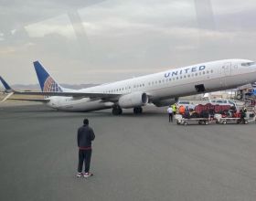 美國一航班抵達後旅客正在下機 突然機頭翹起、機尾觸地