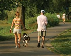 長期走路有助於身體健康？超過60歲，不妨做好“這5件事”