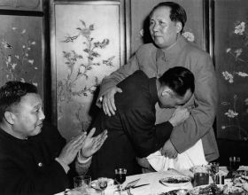 1956年，在毛澤東懷中痛哭的男人後來怎麼了？