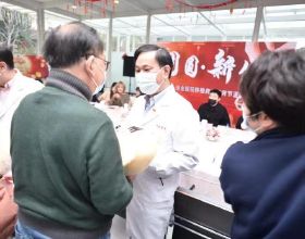 全家人從熱鬧團聚到過完年陸續離開，最後只剩下媽媽獨自吃飯