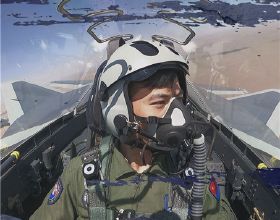 海報丨殲-20飛行員白龍：御風而行 鑄盾空疆