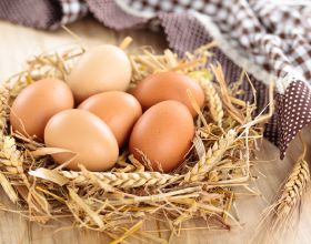 挑選雞蛋，不管紅殼還是白殼，記住挑選“3步走”，買到好雞蛋