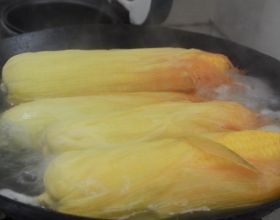 煮玉米時別隻放清水煮，多加這2種調料，玉米個個香甜軟糯又好吃