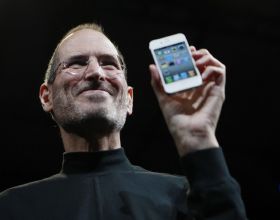 假如在iPhone4釋出會上，給喬布斯一臺iPhone12,他會是什麼反應？