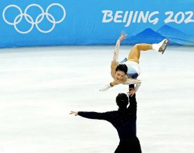 50歲的女人，針織衫少搭碎花裙，搭配西裝褲、牛仔褲更洋氣