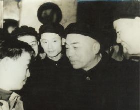黃公略犧牲後，毛主席請其遺孀去延安，十年後成行，挖出菜壇進京
