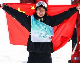 趙麗穎《野蠻生長》路透圖好美！穿綠色大衣，戴貝雷帽，復古時髦