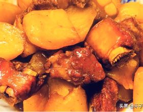 土豆燜排骨，老少皆宜的一道家常菜，美味、下飯