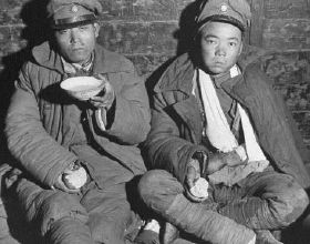 淮海戰役後勤保障，南京家家做大餅，解放軍前線卻運來80萬斤豬肉