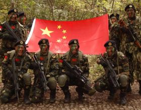 民間故事：女子門口掛魚肉，老頭告訴她，石龜赤目時趕緊出城