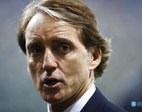 楊穎最新滑雪造型清新十足 戴粉色頭盔可愛軟萌