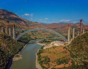 印度用時20年，世界第一大橋即將竣工，能否超越中國？