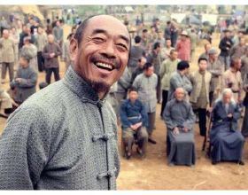 鞠婧禕復古造型眼波流轉 面板白皙透亮氛圍感拉滿