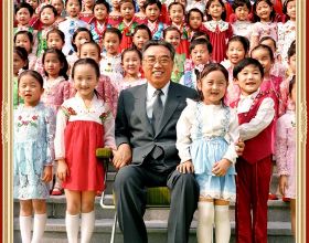 朝鮮圖片展：金日成與兒童們在一起