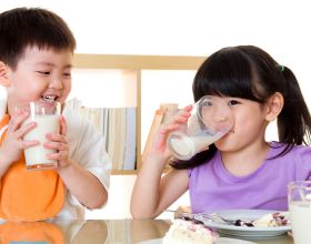 孩子睡前喝牛奶影響長個兒
