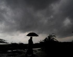 上交工資卡看似一個愛老婆的行為，實際上是時代民主集中制的退步