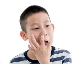 8歲男童摳鼻屎將細菌送進大腦，壞習慣險送人命，口鼻三角碰不得