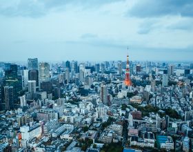 小平復職當天周總理就宣佈病休，病重後緊握小平手說：你比我強