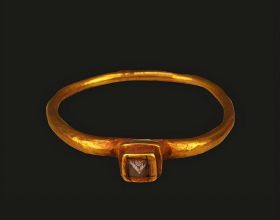 我國千年前的鑽石戒指，其主人乃頂級門閥，時間塵封不了它的光彩