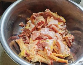 在新疆做一頓小雞燉蘑菇，味道槓槓的