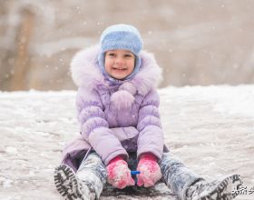 蹓冰船、滾雪球，是冬天孩子最快樂的玩耍———《木根根》連載8