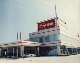 17年東風日產4S店轉身賣紅旗，傳統汽車經銷商的“中年危機”