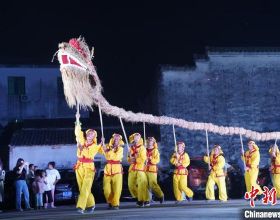 皖南古村中秋上演“舞草龍”傳統民俗