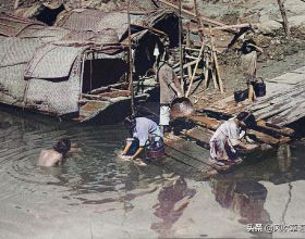 1900年的蘇州，婦人在吳門橋下浣洗衣物，男子在玉帶橋前思考人生