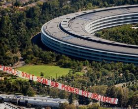 EFF在蘋果公司新舊總部上空打出橫幅 抗議CSAM檢測計劃