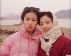 劉亦菲和媽媽簡直就是神仙顏值，絕絕子，媽媽真的太美了