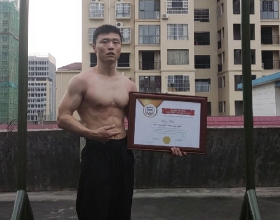 江西22歲小夥，練習健身10個月，就把雙力臂世界紀錄留在了中國