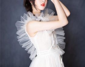陳都靈不愧是最美校花，穿白紗裙美成“白天鵝”，優雅氣質真驚豔